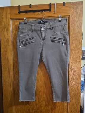 Gray Zip-Accent Jeans Capris